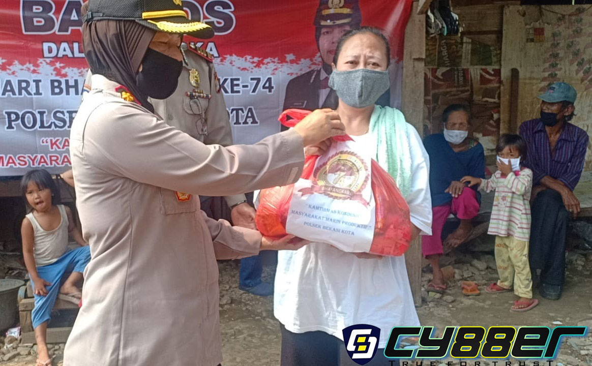 HUT Bhayangkara Ke 74, Polsek Bekasi Kota Lakukan Empathy Building Peduli Covid 19